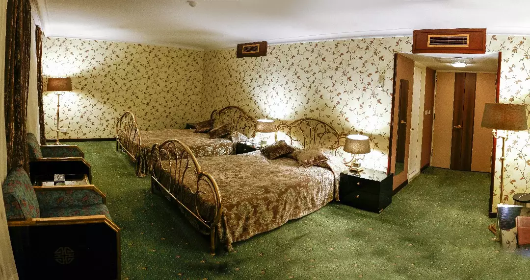 Alibaba https://cdn.alibaba.ir/ostorage/hotel-accommodation-images/68076f74f6e8766ef96f4dd3_سوئیت سه تخته نرمال (6).webp